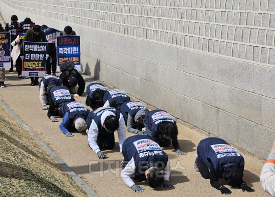 조국혁신당이 13일 윤석열 대통령 파면을 촉구하며 서울 광화문 이순신 동상 앞에서 헌법재판소까지 삼보일배를 한다. 윤선영 기자